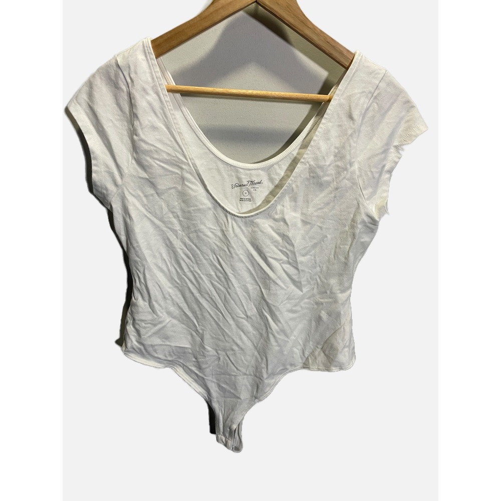 Universal Thread White Short Sleeve Scoop Neck Bodysuit Size Medium
